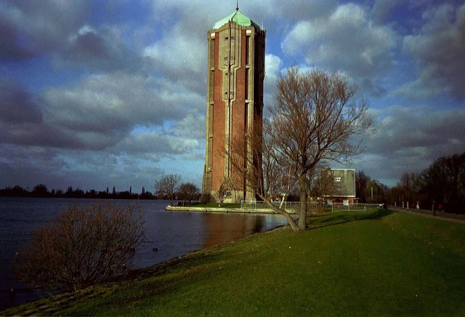 Le château d’eau d’Aalsmeer au bord du Westeinderplassen