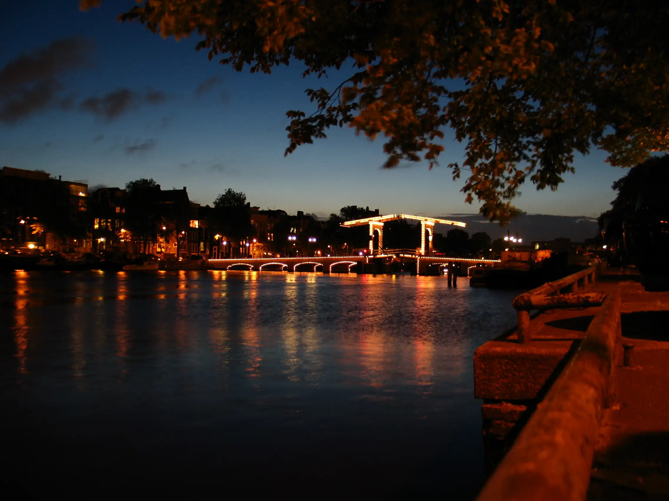 Le Magere Brug illuminé le soir