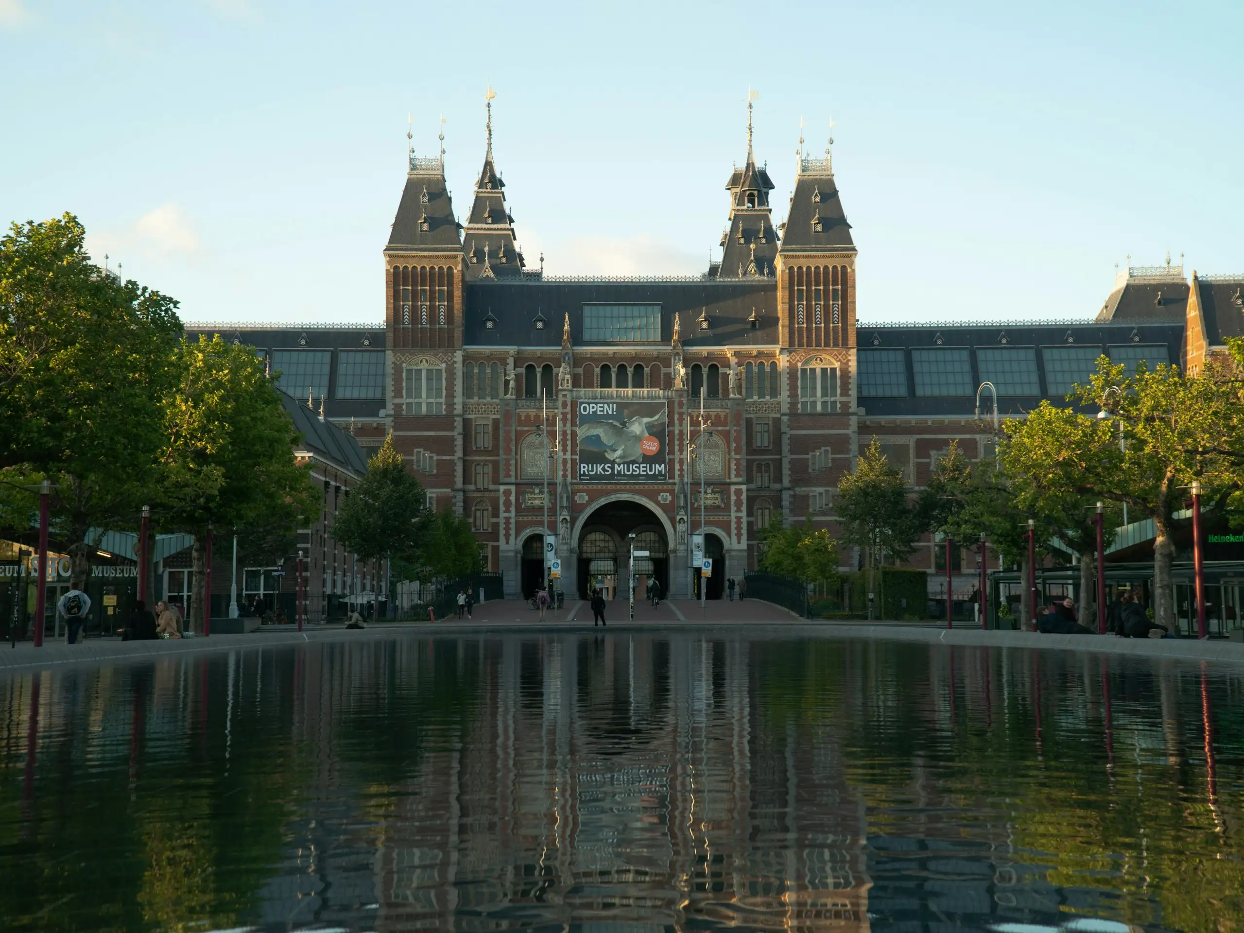 Le Rijksmuseum reflété dans l’eau