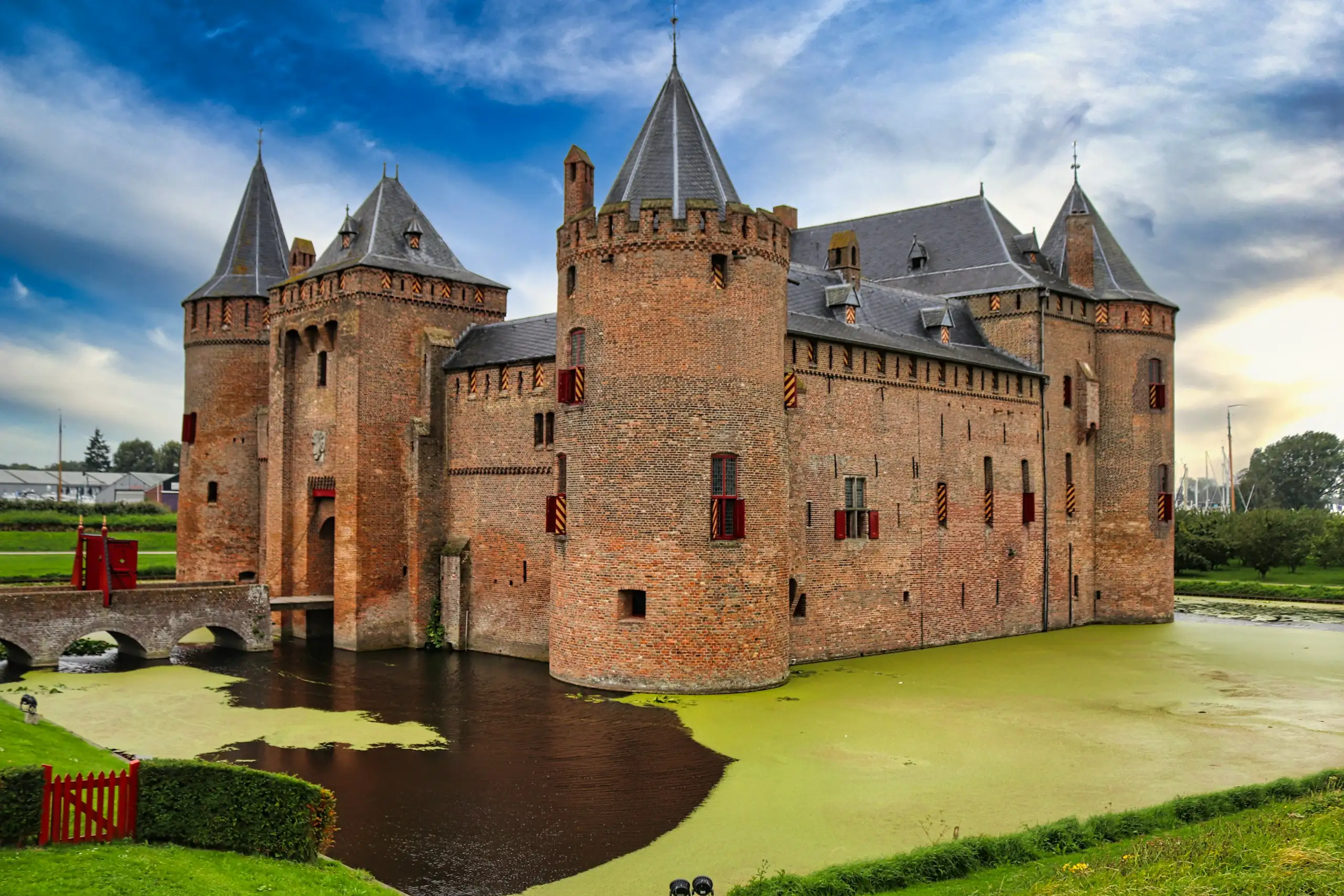 Le château de Muiderslot par une journée ensoleillée