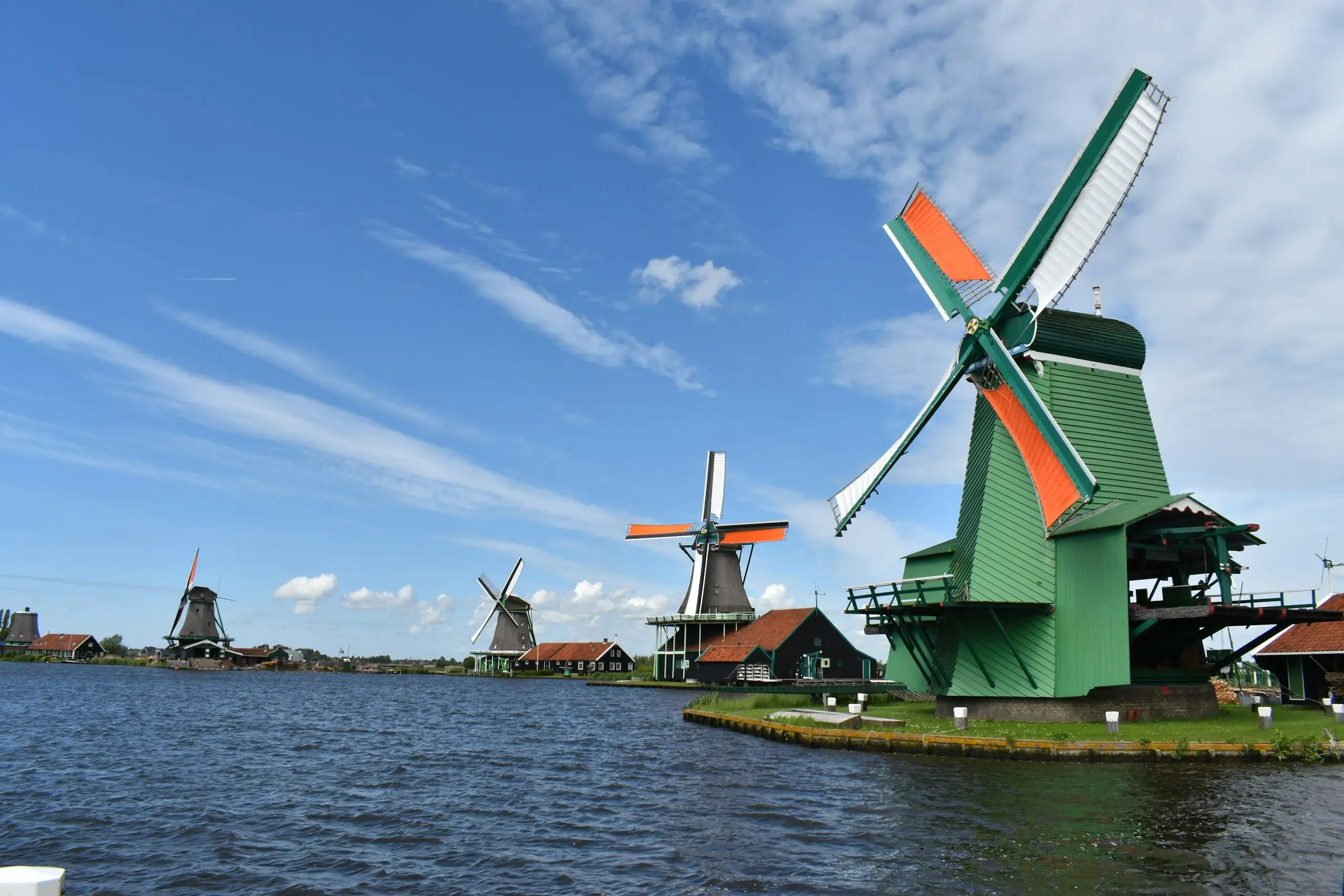 Les moulins de Zaanse Schans au bord de l’eau