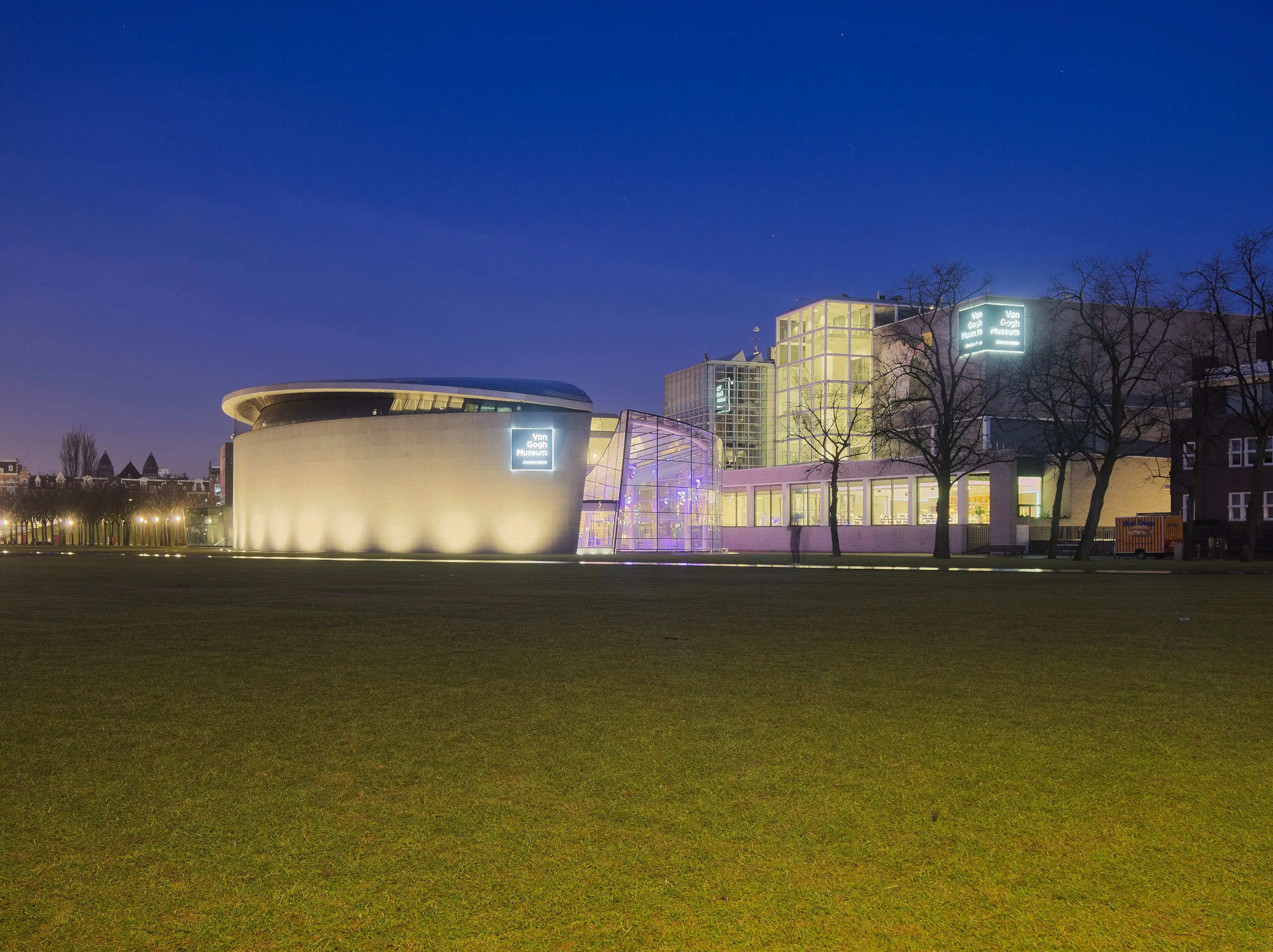 Le bâtiment du musée Van Gogh le soir