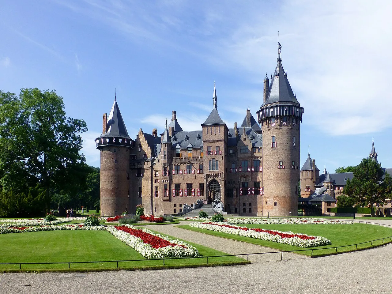 Front view of De Haar Castle and its formal garden