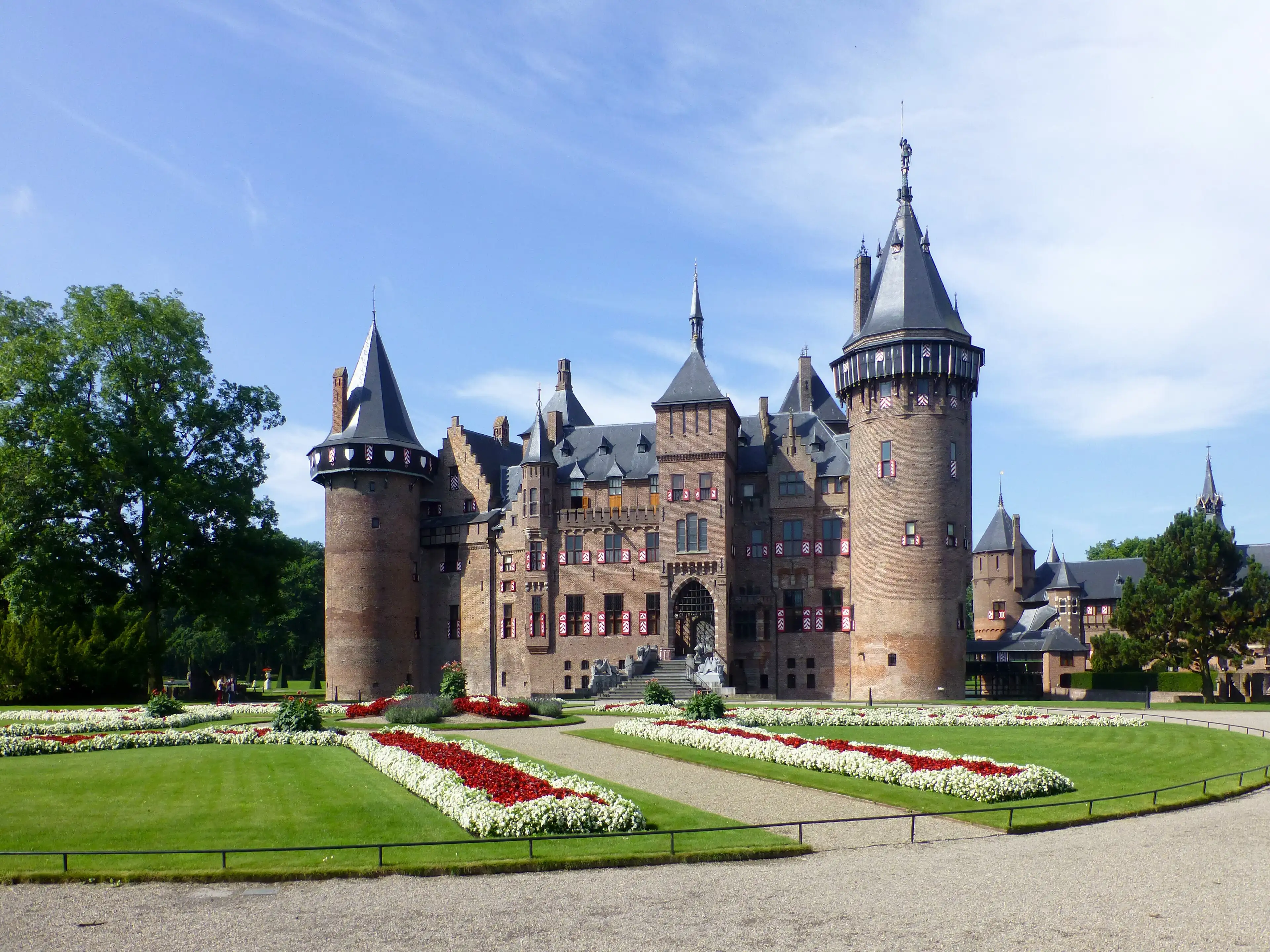 La façade du château De Haar et son jardin à la française