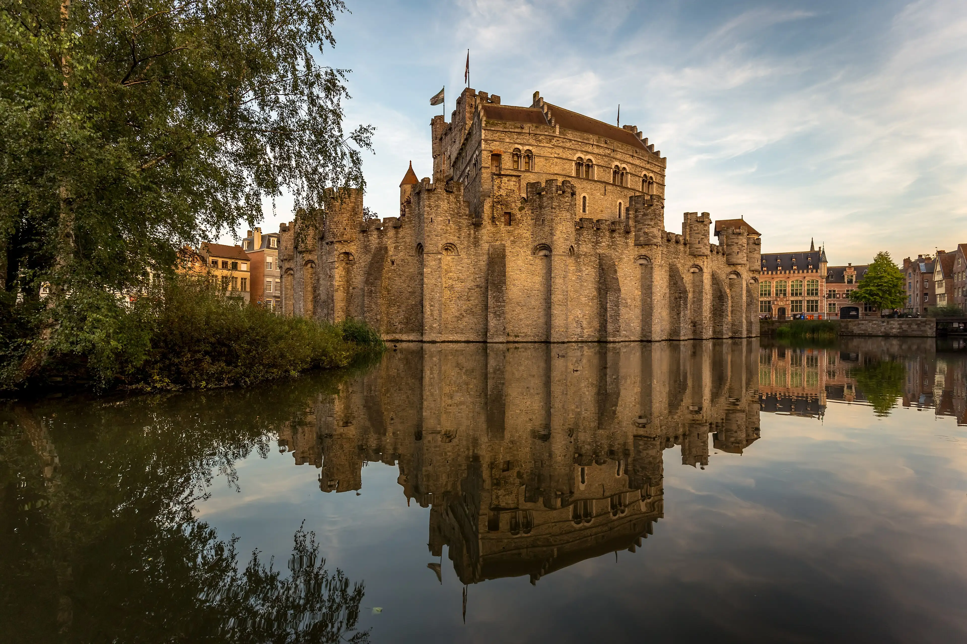 Le château des Comtes de Gand reflété dans l’eau