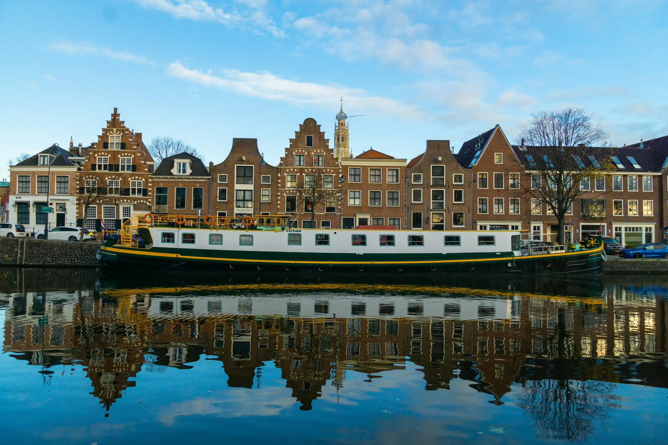 Des maisons anciennes et une péniche sur la Spaarne à Haarlem