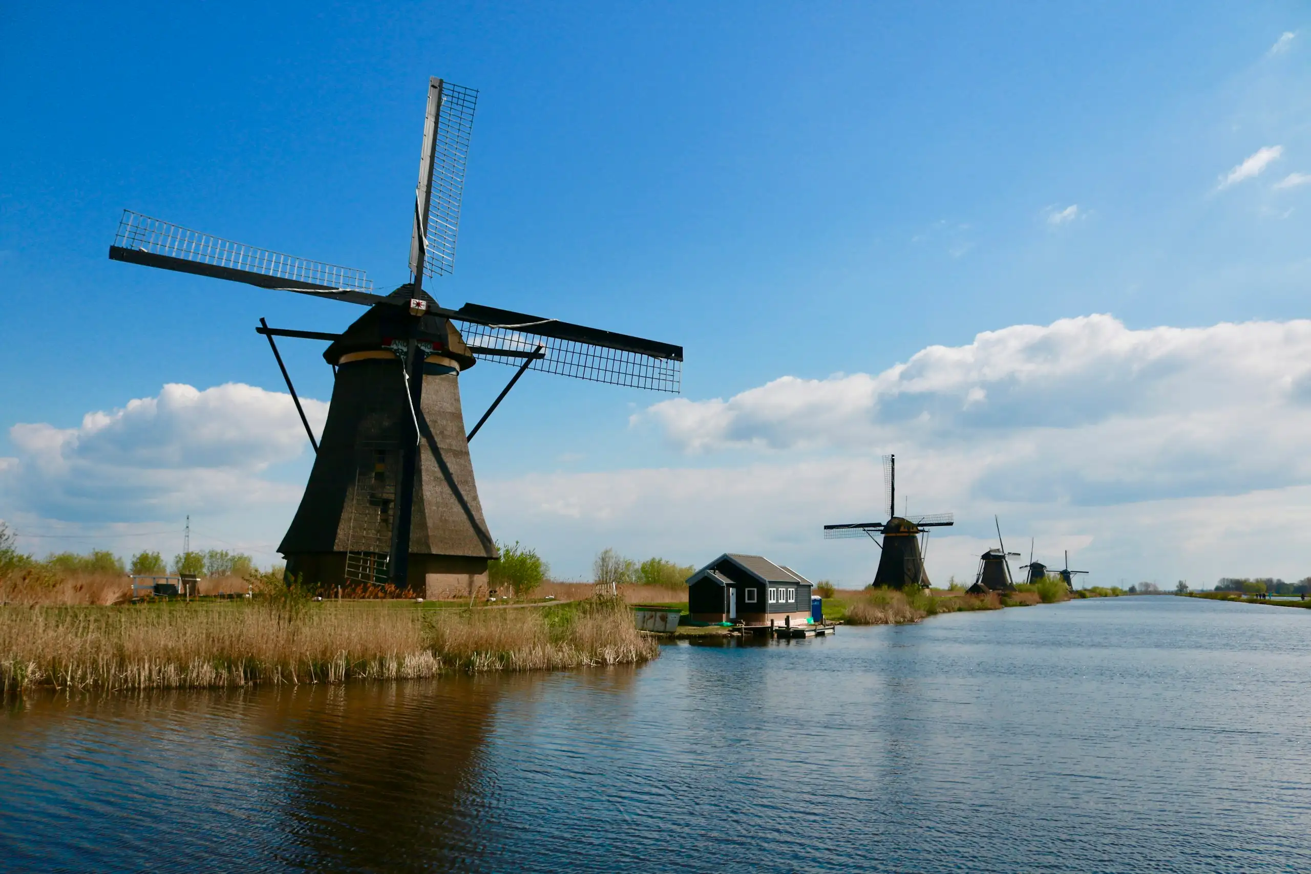 Les moulins de Kinderdijk par une journée ensoleillée