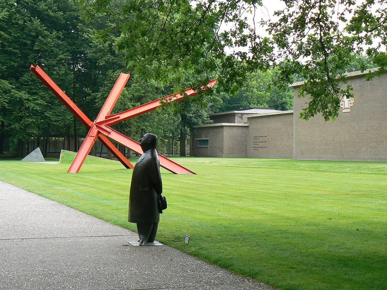 Sculptures and the Kröller-Müller Museum among trees