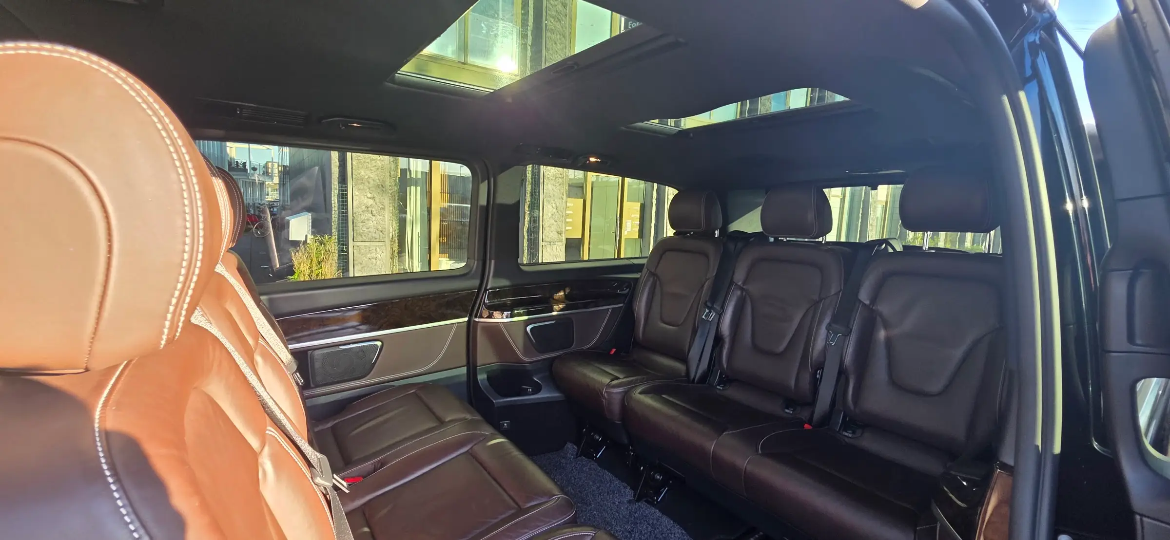 مقصورة مرسيدس-بنز V‑Class بمقاعد جلدية بنية وسقف بانورامي