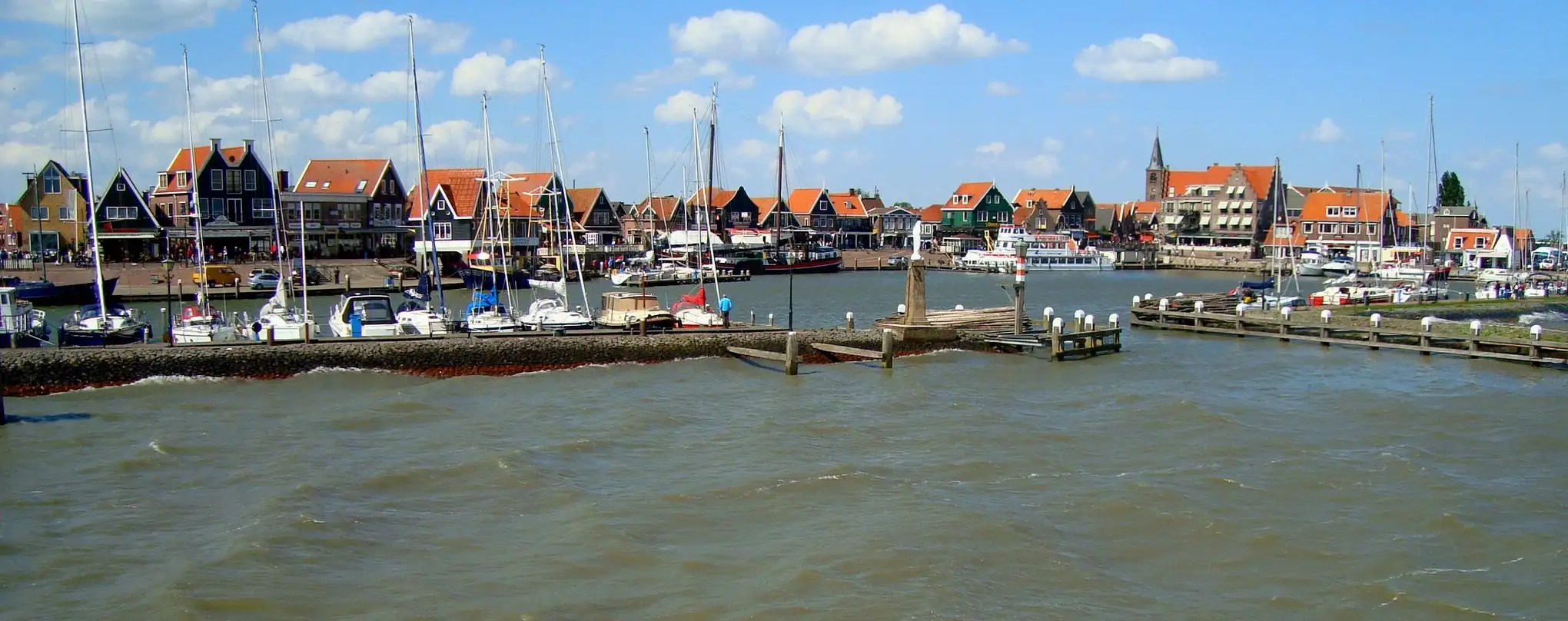 De haven van Volendam met traditionele huizen