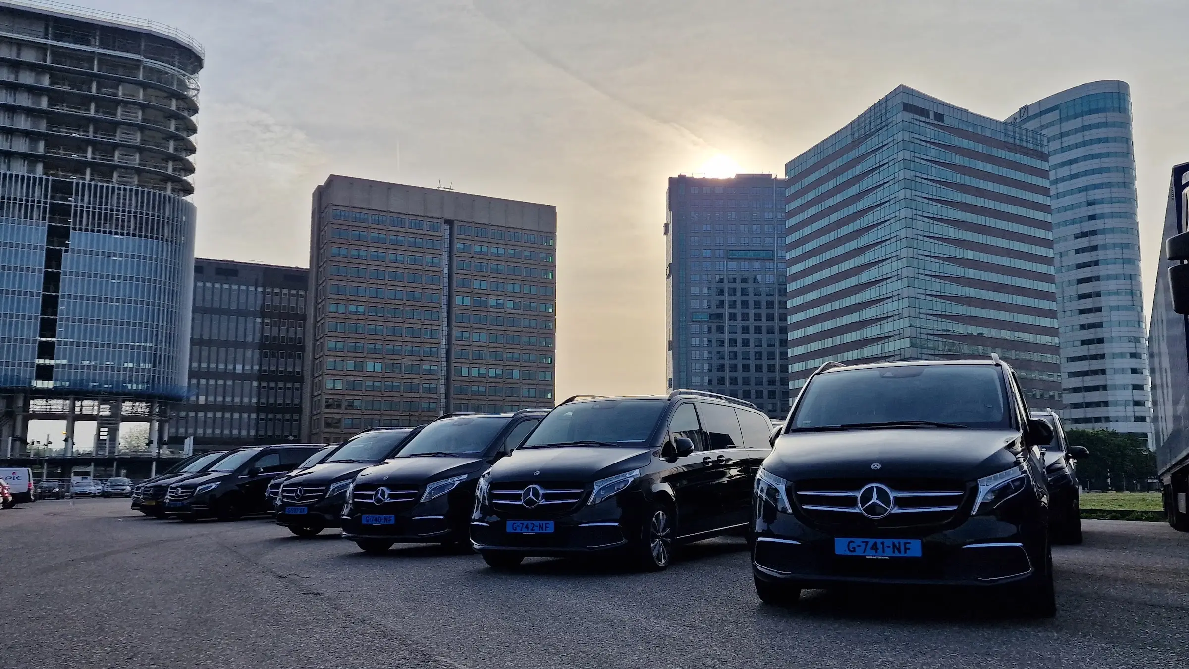 مرسيدس-بنز V‑Class بين أبراج مكاتب حديثة